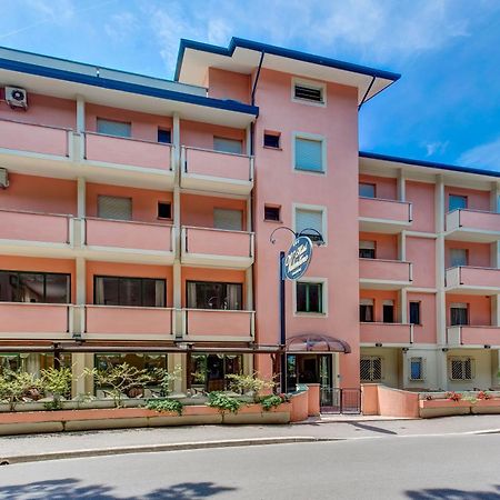Hotel Valentino Pinarella Eksteriør bilde