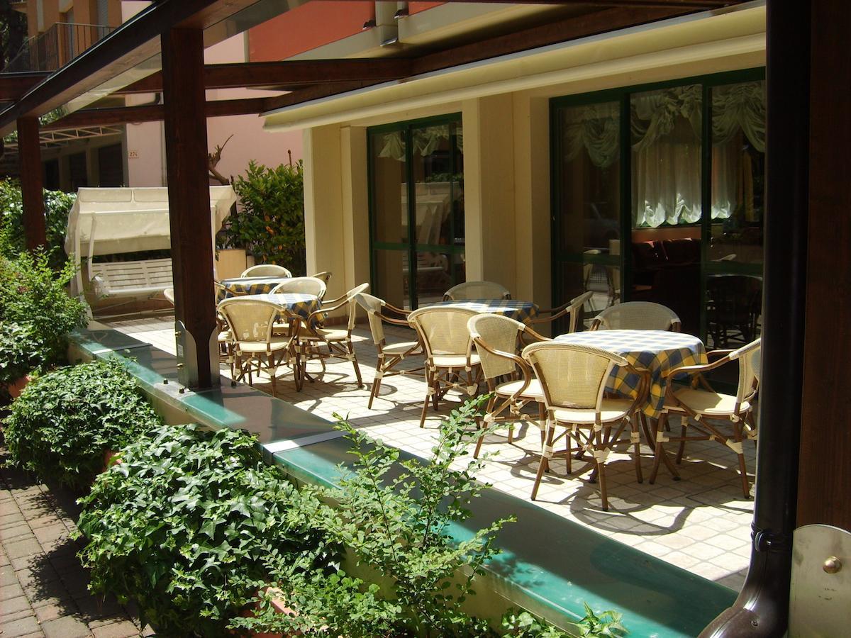 Hotel Valentino Pinarella Eksteriør bilde